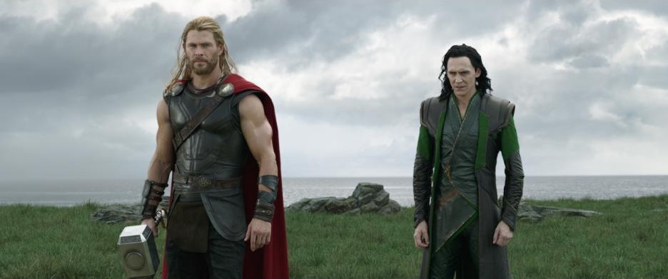 Marvel Studios' THOR: RAGNAROK..L to R: Bruce Banner/Hulk (Mark Ruffalo) and Thor (Chris Hemsworth)..Ph: Film Frame..©Marvel Studios 2017